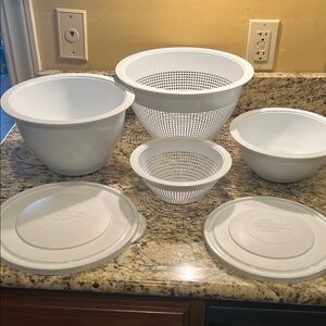 Pampered Chef White Mixing Bowl and Colander Set